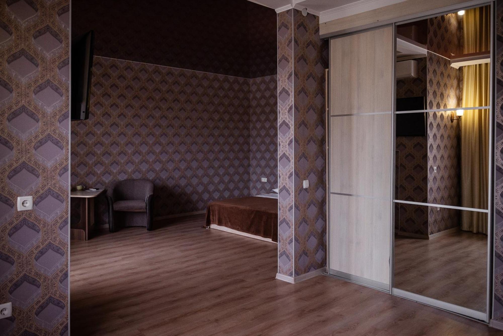 Hotel Butterfly Sadove Esterno foto