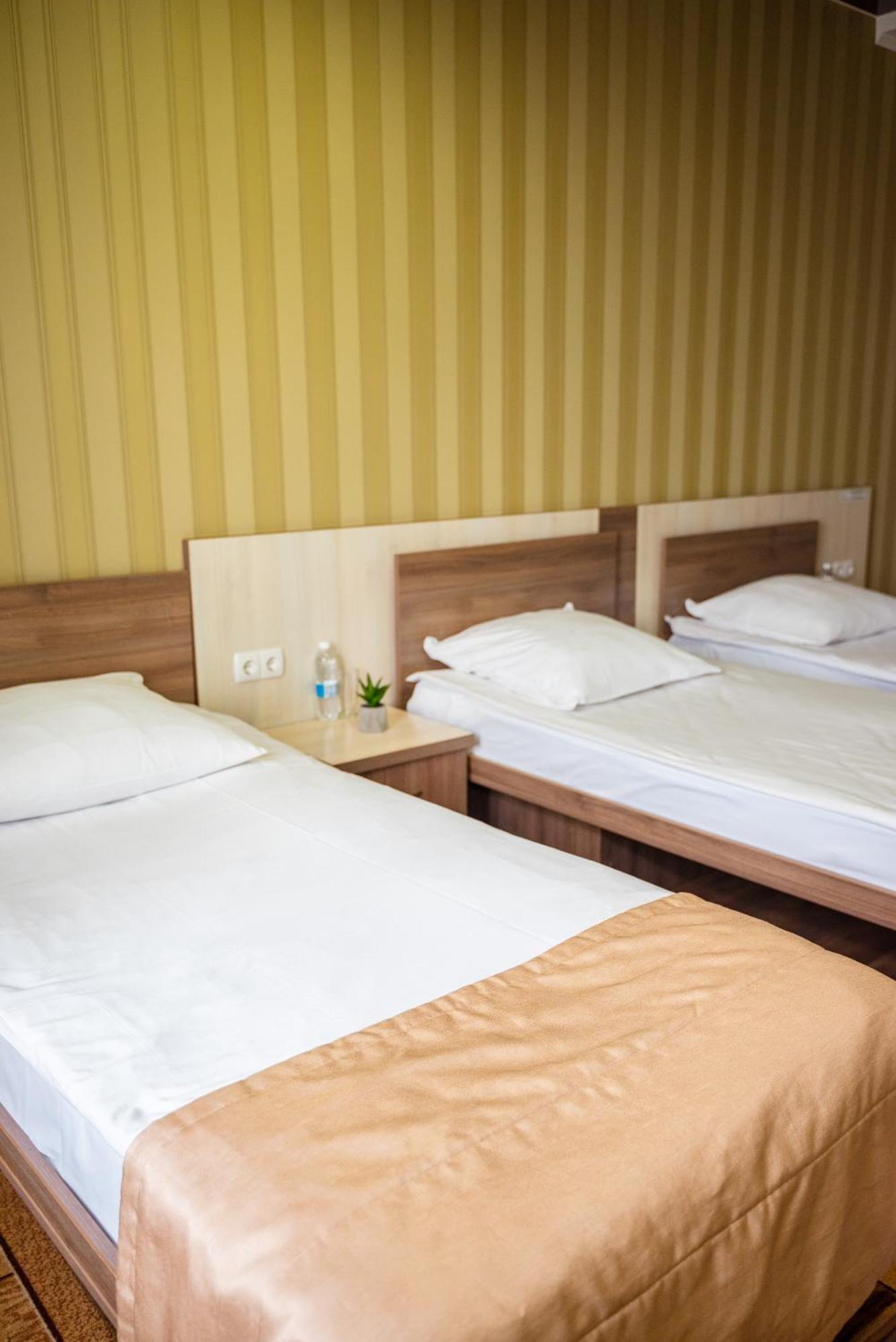 Hotel Butterfly Sadove Esterno foto