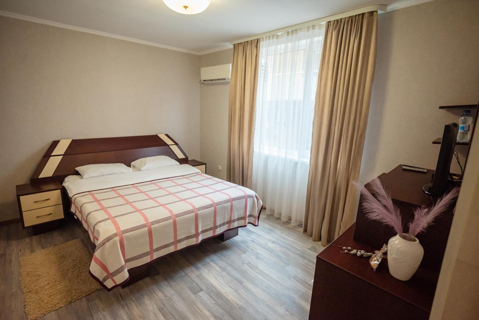Hotel Butterfly Sadove Esterno foto
